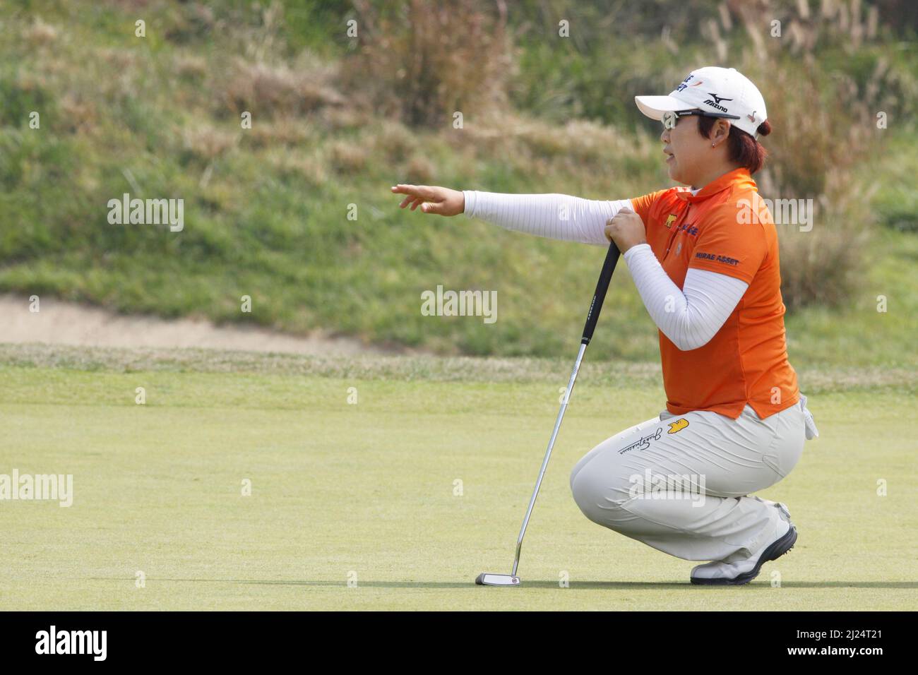 8 octobre 2011-Incheon, Corée du Sud-SHIN, Jiyai de Corée du Sud, aligner un putt sur le 2th trous lors du championnat LPGA par Hana Bank au club de golf SKY72 à Incheon le 8 octobre 2011, Corée du Sud. Banque D'Images