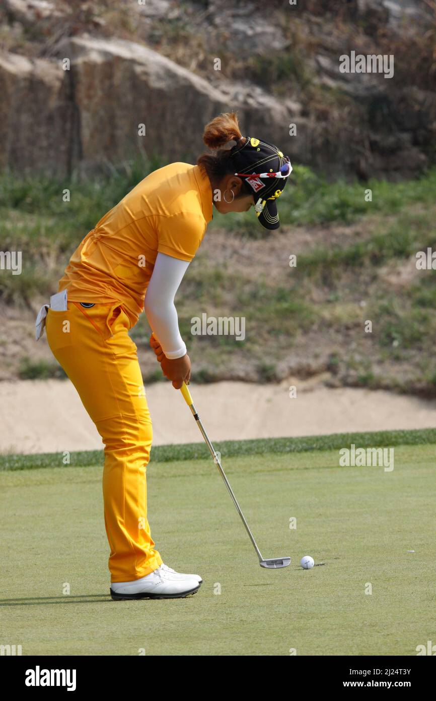 8 octobre 2011-Incheon, Corée du Sud-YOO, Sun Young de Corée du Sud, joue des shes putt sur le 2th trous lors du championnat LPGA par Hana Bank au club de golf SKY72 à Incheon le 8 octobre 2011, Corée du Sud. Banque D'Images