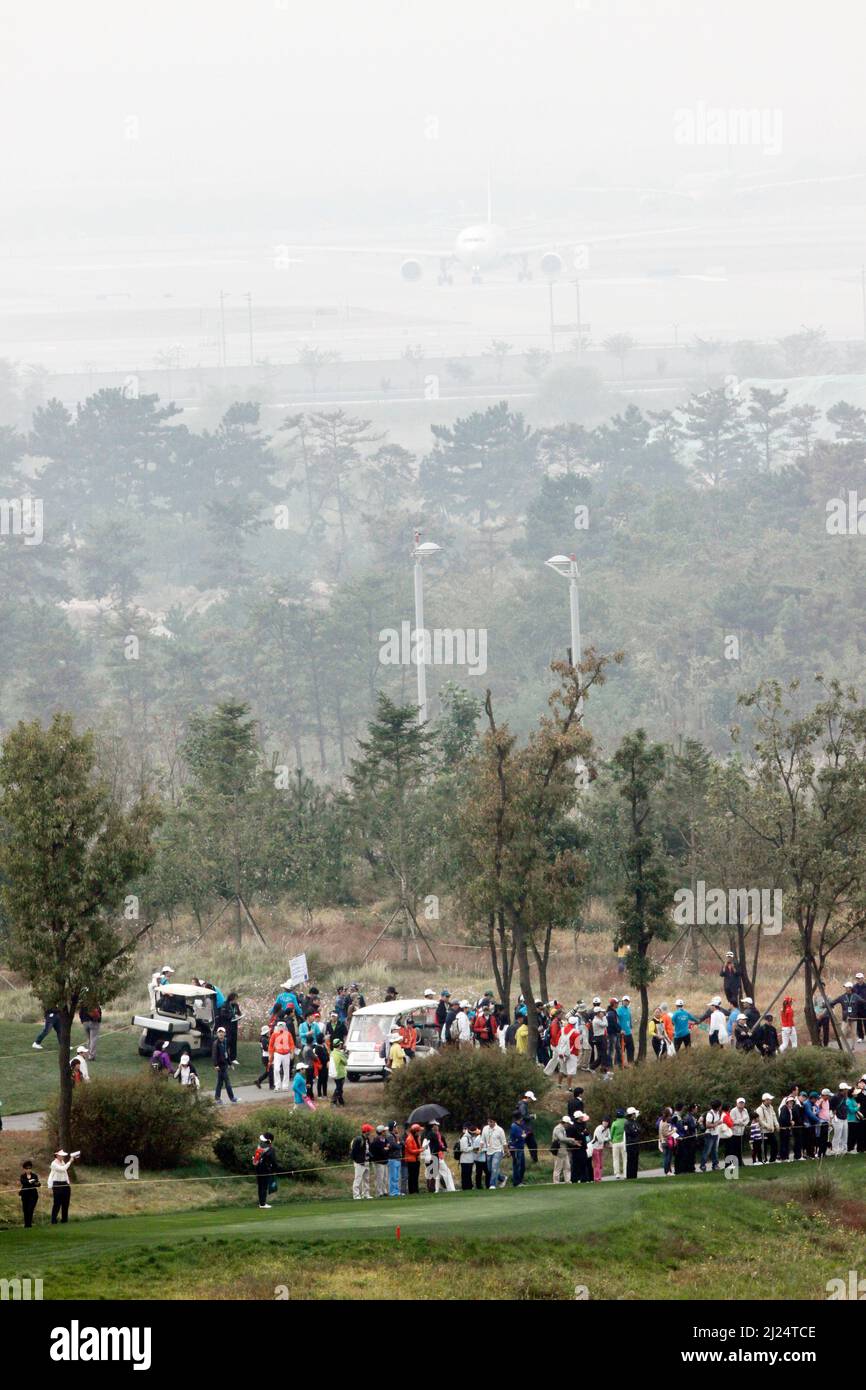 9 octobre 2011-Incheon, Corée du Sud-des spectateurs regardent l'action sur le 5th trous lors de la finale du championnat LPGA par Hana Bank au club de golf SKY72 à Incheon le 9 octobre 2011, Corée du Sud. Banque D'Images
