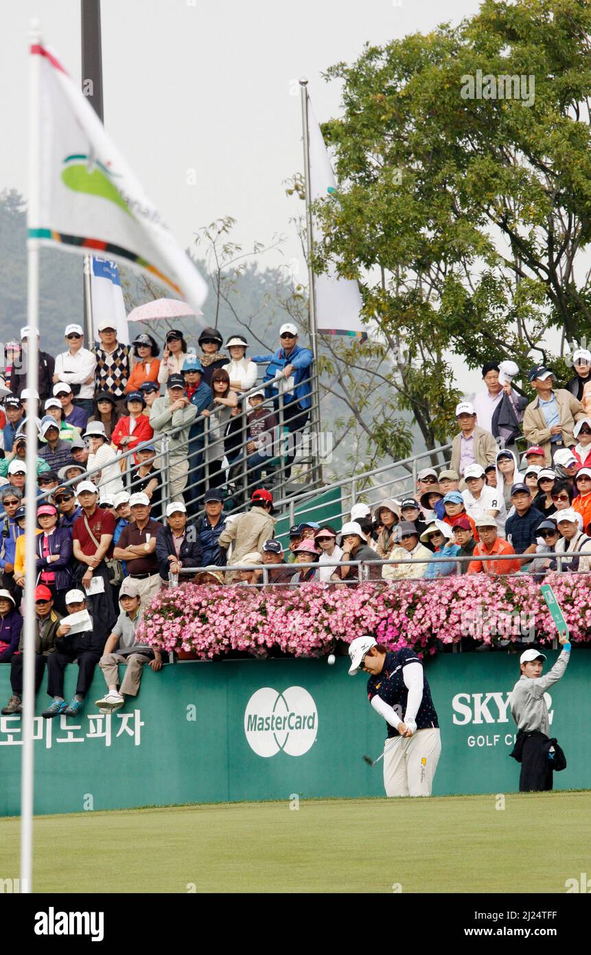 9 oct 2011-Incheon, Corée du Sud-SHIN, Jiyai de Corée du Sud, jouer des shes putt sur le 18th trou lors de la finale du championnat LPGA par Hana Bank au club de golf SKY72 à Incheon le 9 oct 2011, Corée du Sud. Banque D'Images