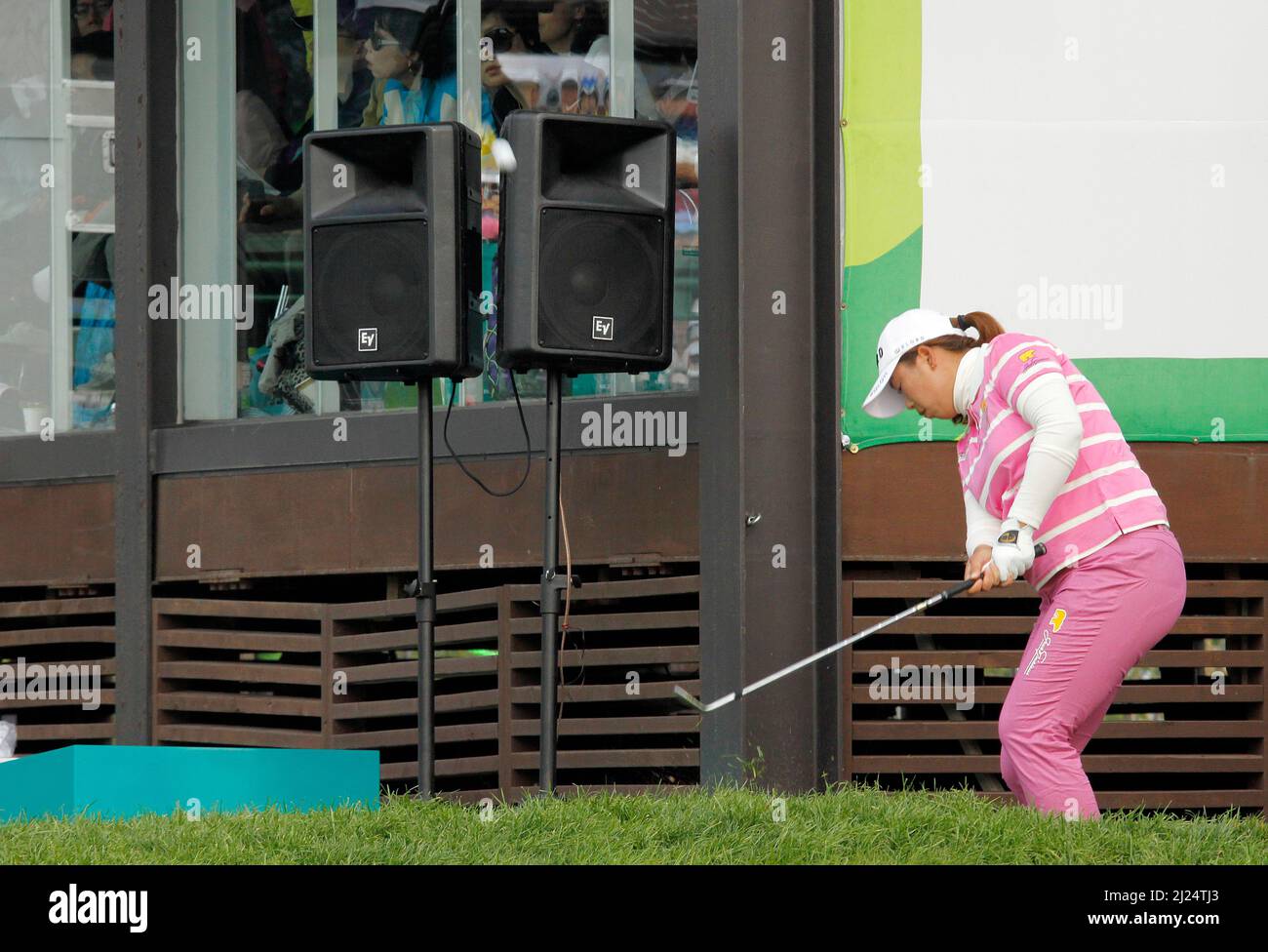 9 octobre 2011-Incheon, Corée du Sud-FENG, Sahnshan de Chine, joue des shes putt sur le 18th trous lors de la finale du championnat LPGA par Hana Bank au club de golf SKY72 à Incheon le 9 octobre 2011, Corée du Sud. Banque D'Images
