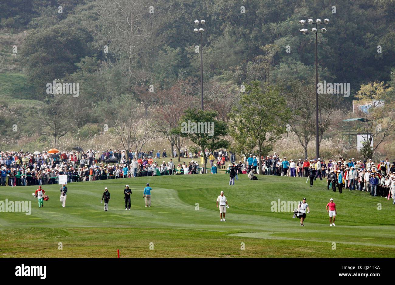 9 octobre 2011-Incheon, Corée du Sud-des spectateurs regardent l'action sur le 18th trous lors de la finale du championnat LPGA par Hana Bank au club de golf SKY72 à Incheon le 9 octobre 2011, Corée du Sud. Banque D'Images