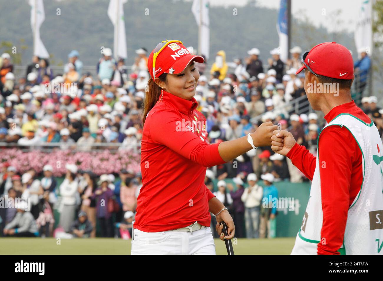 9 octobre 2011-Incheon, Corée du Sud-Yang, Soo-Jin de Corée du Sud, action sur le 18th trous lors de la finale du championnat LPGA par Hana Bank au club de golf SKY72 à Incheon le 9 octobre 2011, Corée du Sud. Banque D'Images
