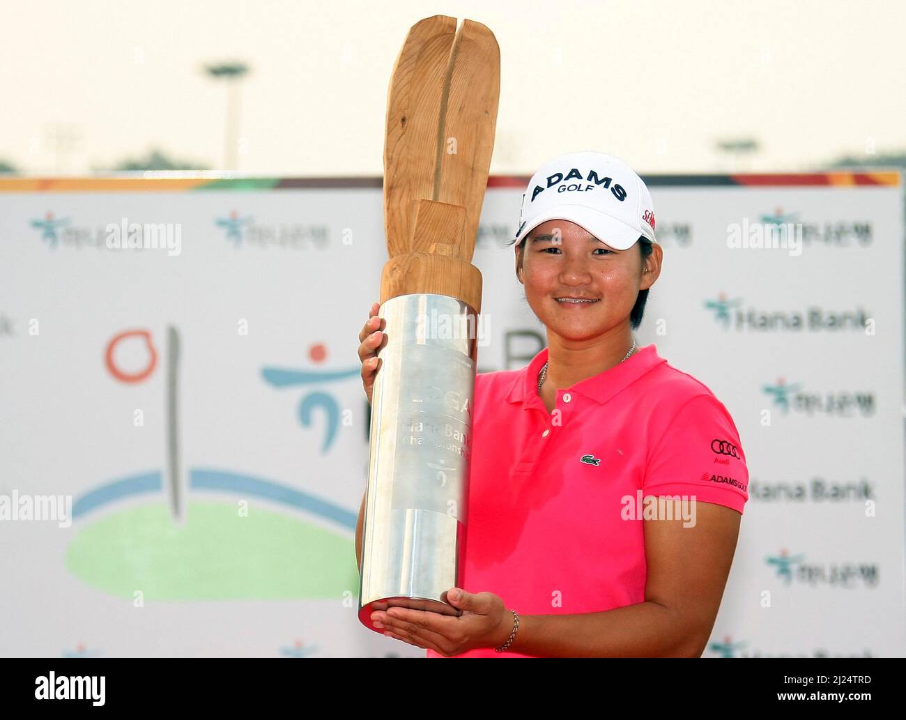 9 octobre 2011-Incheon, Corée du Sud-TSEVG, Yani de Taiwan, remporte la cérémonie après la fin du tournoi sur le 18th trous lors de la finale du championnat LPGA par Hana Bank au club de golf SKY72 à Incheon le 9 octobre 2011, Corée du Sud. Banque D'Images