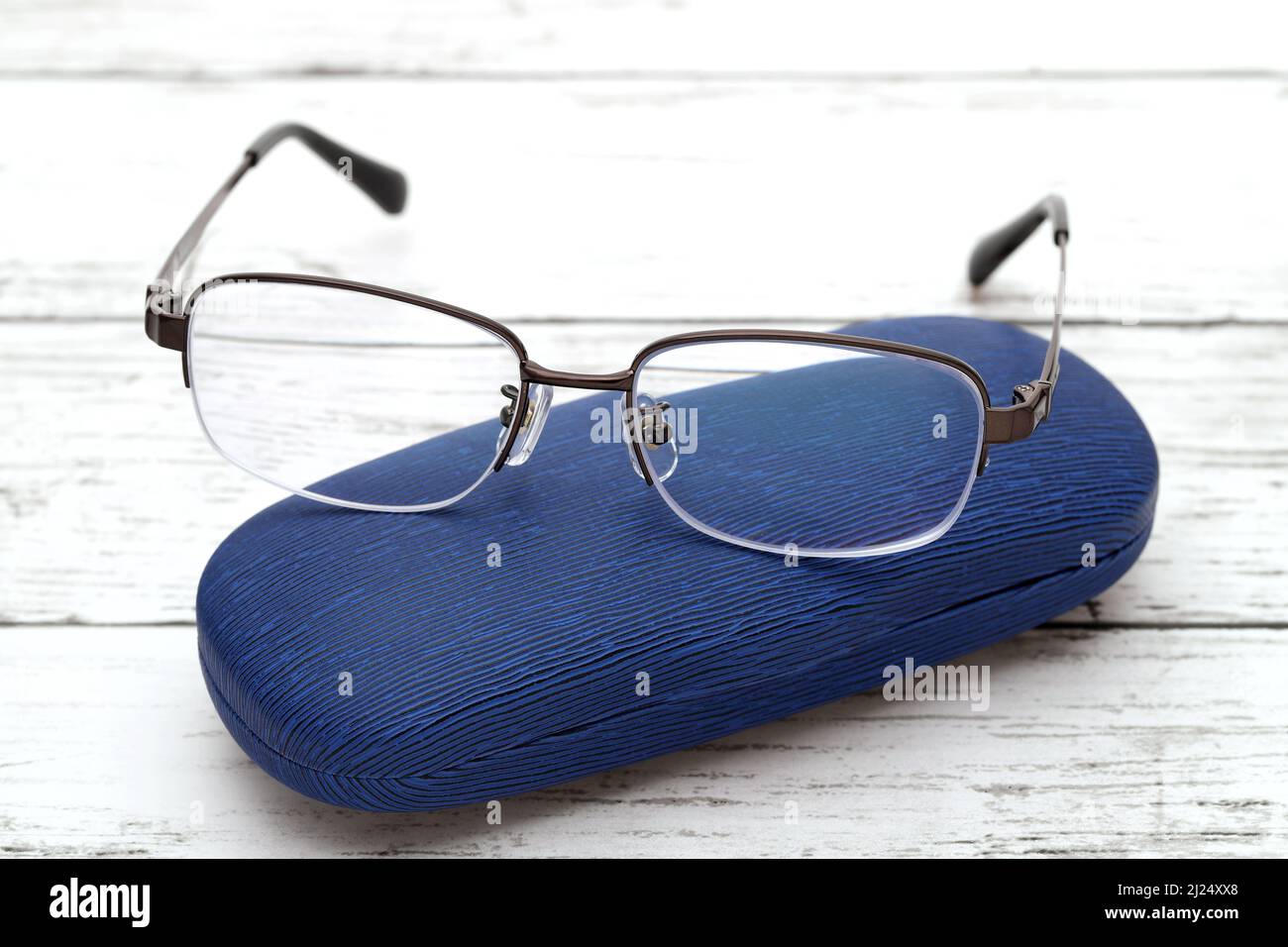Lunettes de vue élégantes et étui pour lunettes sur table en bois blanc  Photo Stock - Alamy