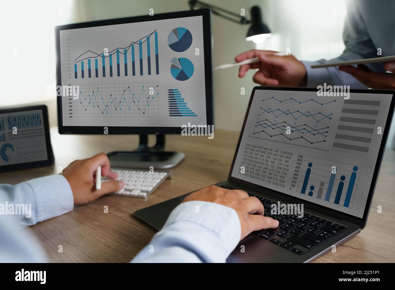 Analyse homme d'affaires avec graphiques technologie d'analyse et croissance financière documents d'affaires Banque D'Images