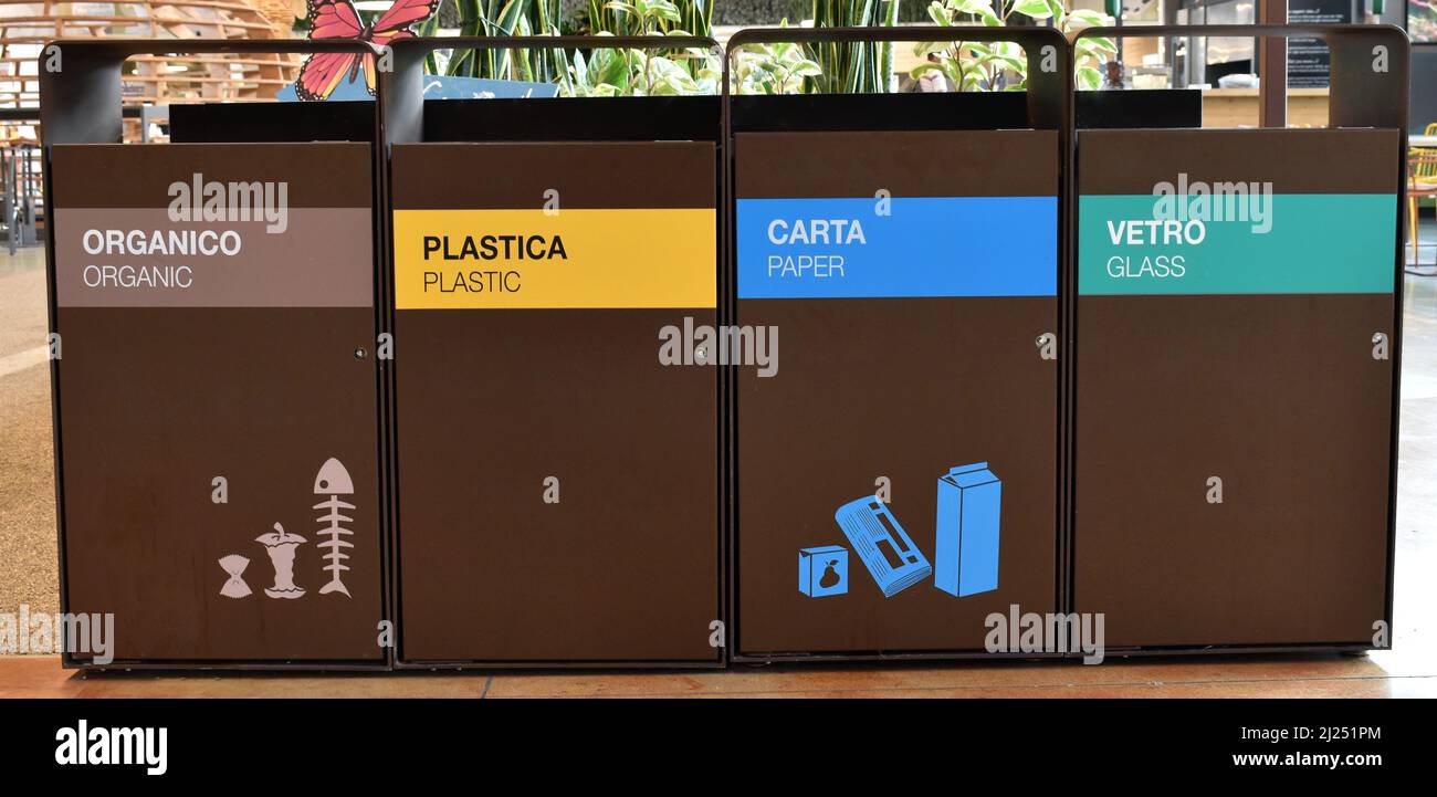 Récipients pour collecte séparée des déchets. Bacs modernes colorés pour les poubelles séparées Banque D'Images