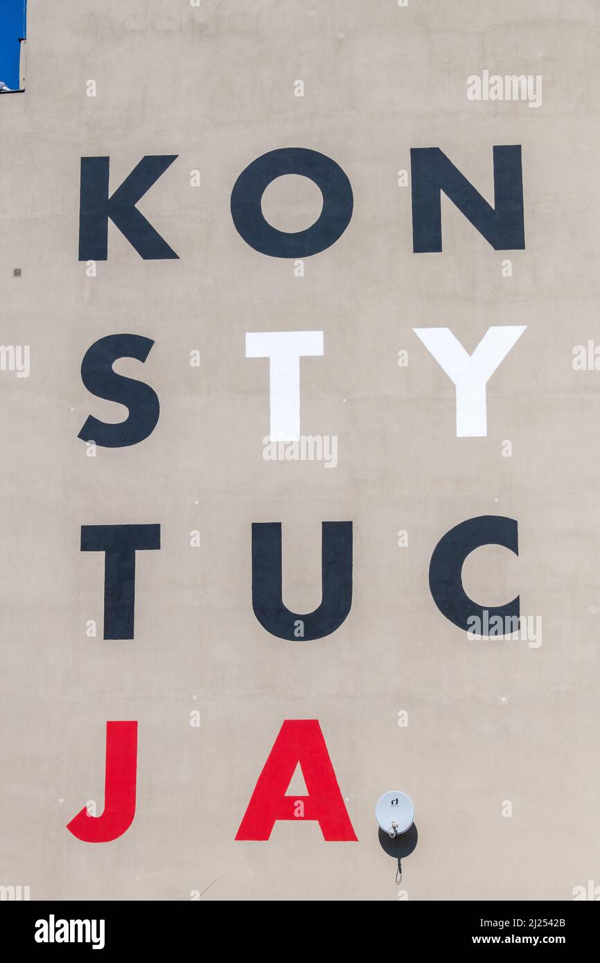 Konstytucja (Constitution) murale avec parabole satellite en plein arrêt/période, Poznan, Pologne Mars 2022 Banque D'Images