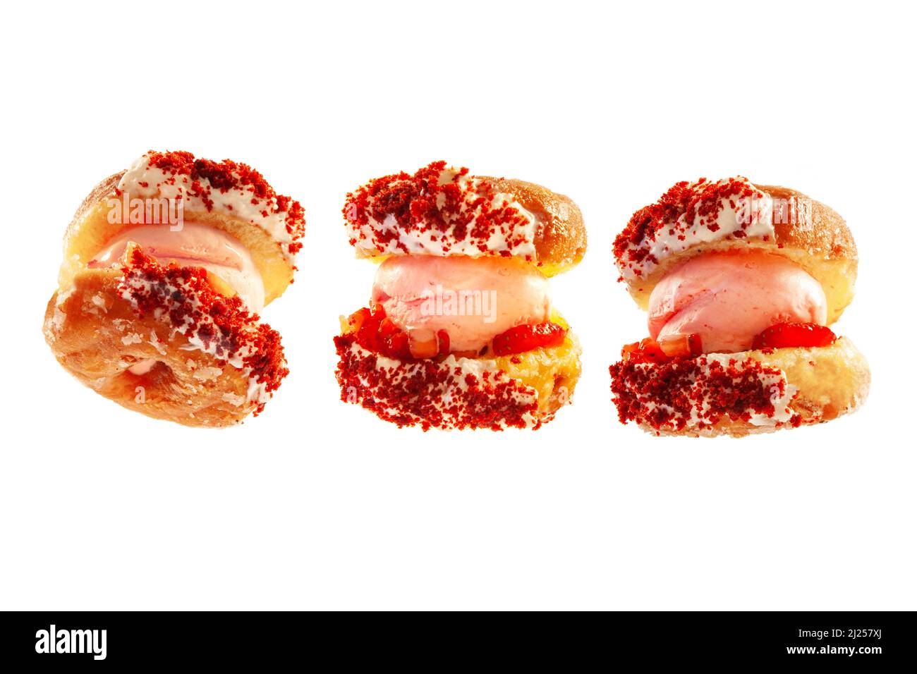 Sandwich glace à la crème glacée au beignet aux fraises. Banque D'Images