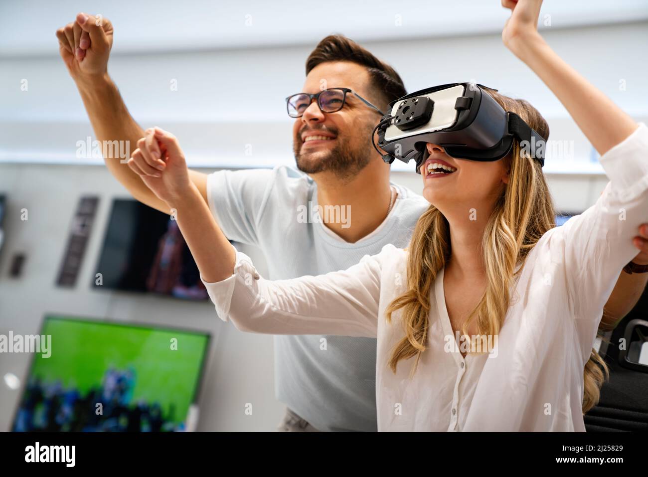Groupe de personnes utilisant des micro-casques de réalité virtuelle lors d'expositions, de spectacles.Concept de simulation de la technologie VR Banque D'Images