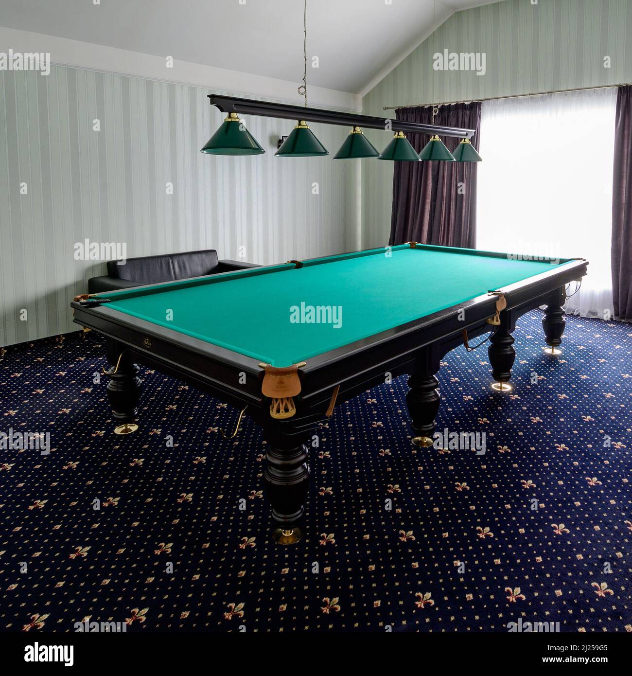 Table de billard dans l'hôtel, jeu sportif pour la détente, chandeliers sur  la table de billard Photo Stock - Alamy
