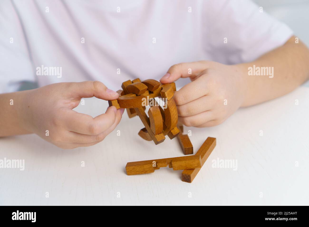 Petite fille joue avec des blocs de puzzle en bois à la maison. Développement de l'enfant et concept d'éducation Banque D'Images