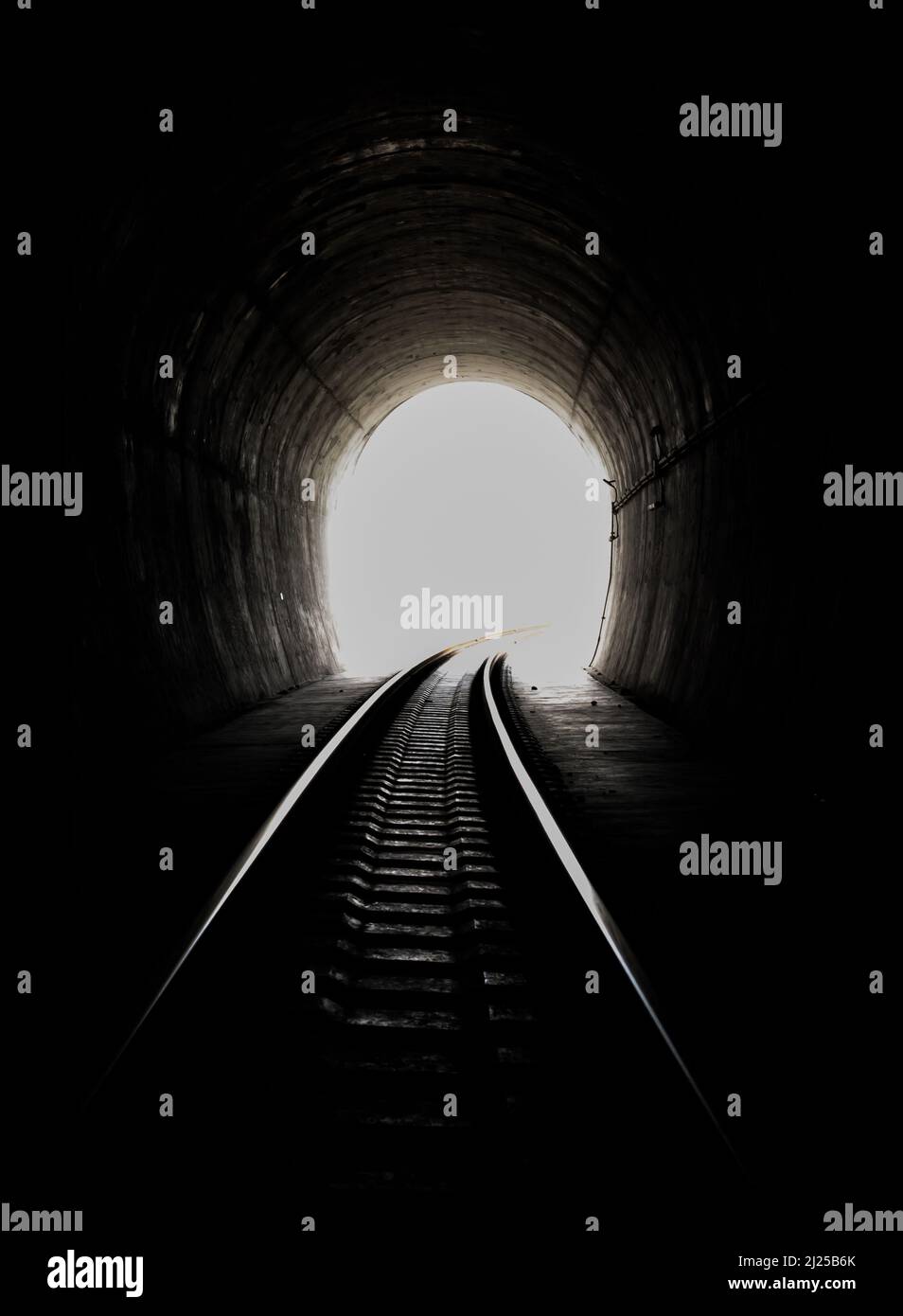 A l'intérieur du tunnel ferroviaire et des chemins de fer avec lumière naturelle à la fin. Lumière à la fin du tunnel, lumières et ombres, concept de réalisation de votre g Banque D'Images