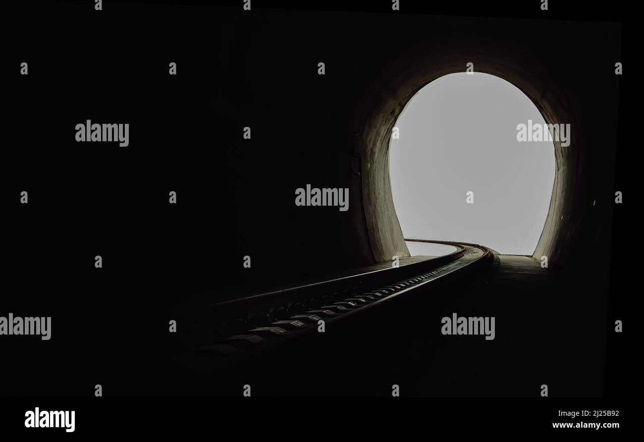 A l'intérieur du tunnel ferroviaire et des chemins de fer avec lumière naturelle à la fin. Lumière à la fin du tunnel, lumières et ombres, concept de réalisation de votre g Banque D'Images
