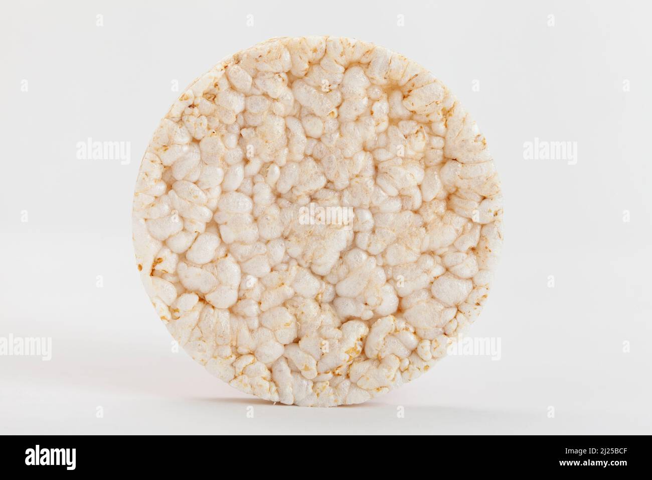 Vue de face du gâteau au riz sur fond blanc Banque D'Images