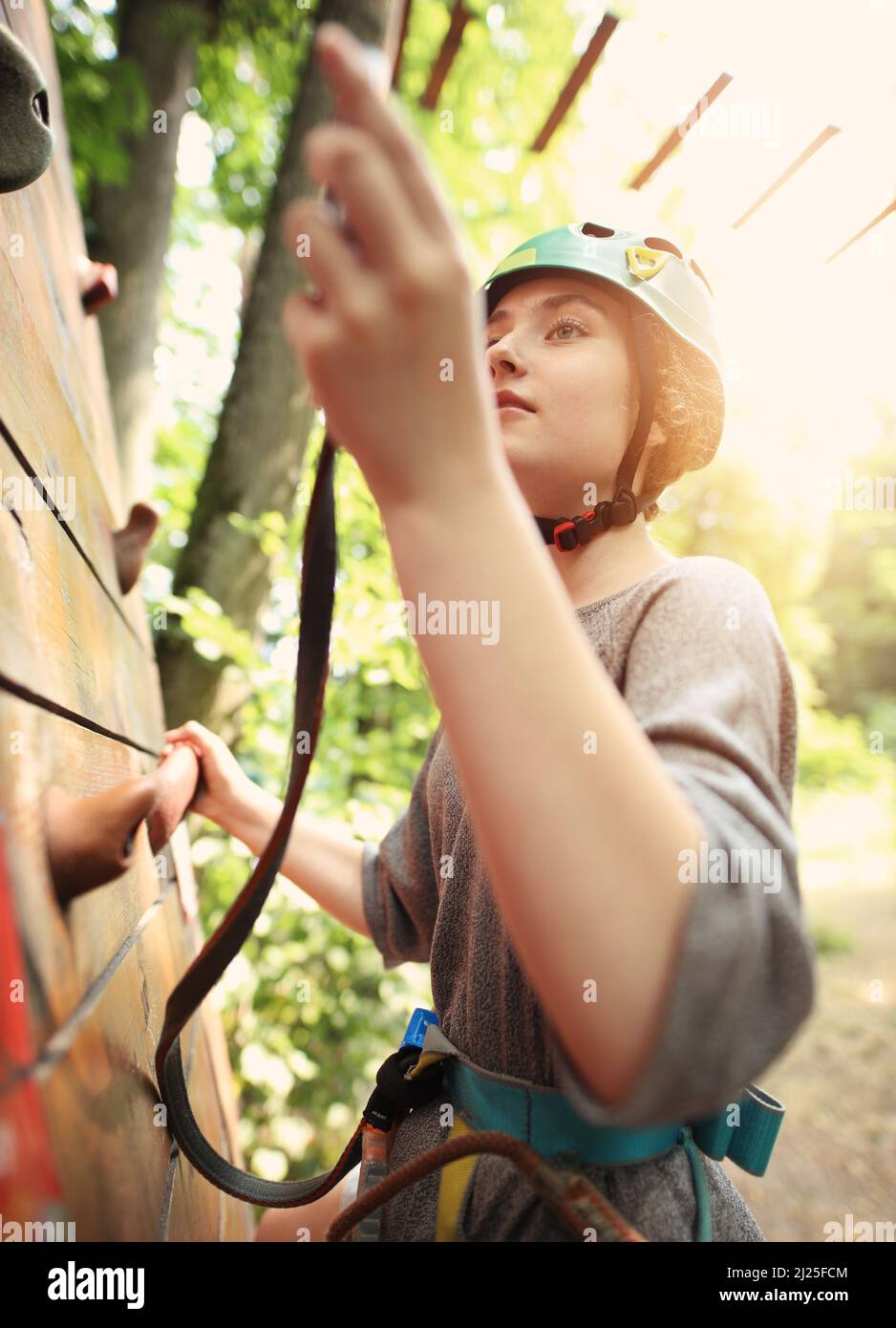 défis des enfants dans le parc de corde par une journée ensoleillée Banque D'Images