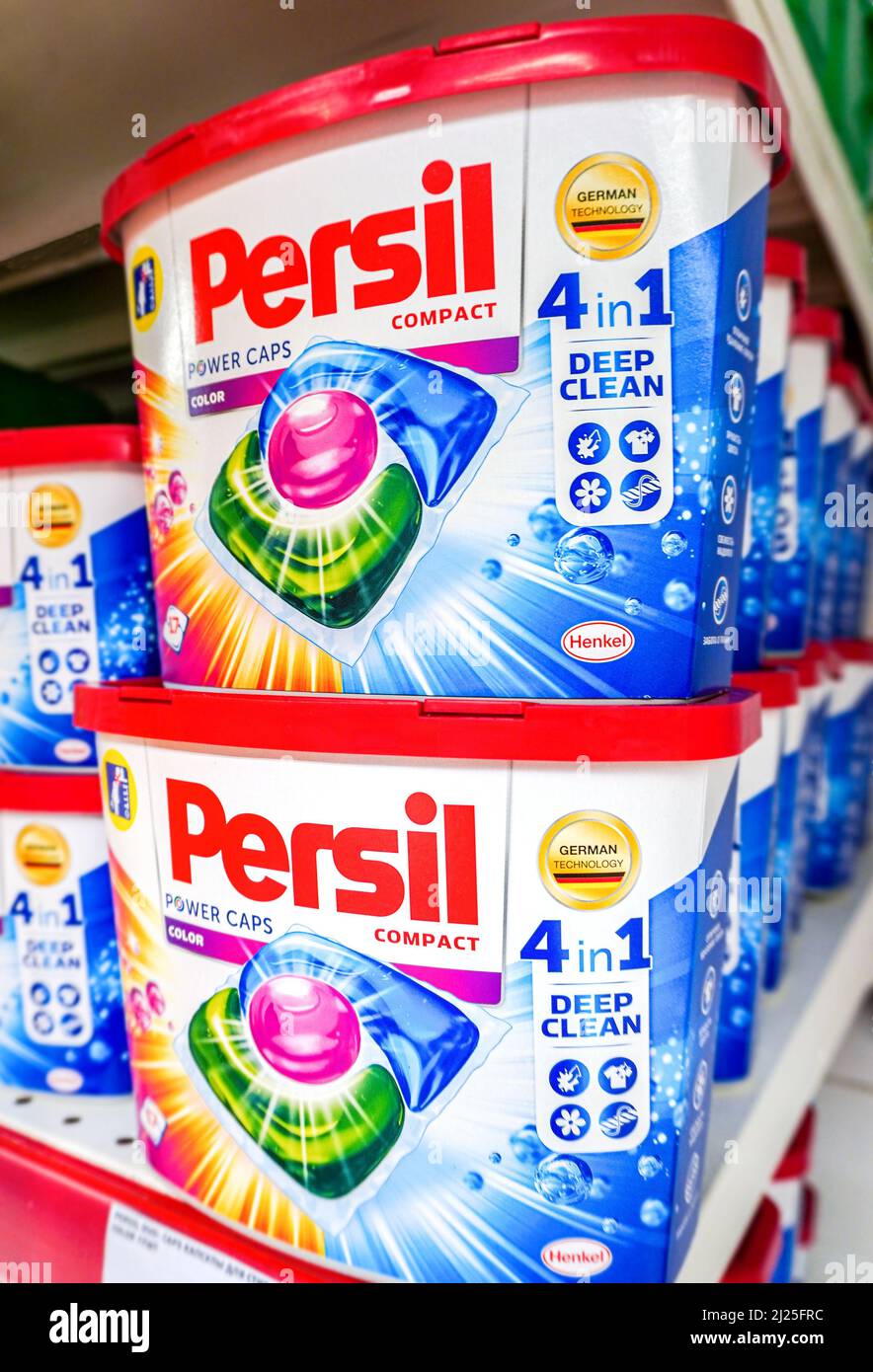 Samara, Russie - 26 mars 2022 : poudre à laver Persil POWER CAPS sur la tablette prête à la vente au magasin Banque D'Images