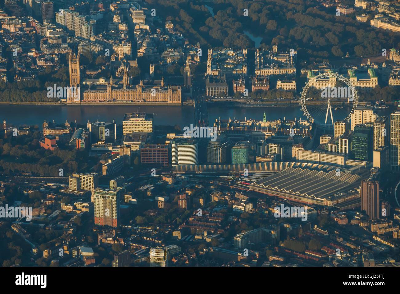 Vue aérienne de la Tamise à Westminster à l'aube Banque D'Images