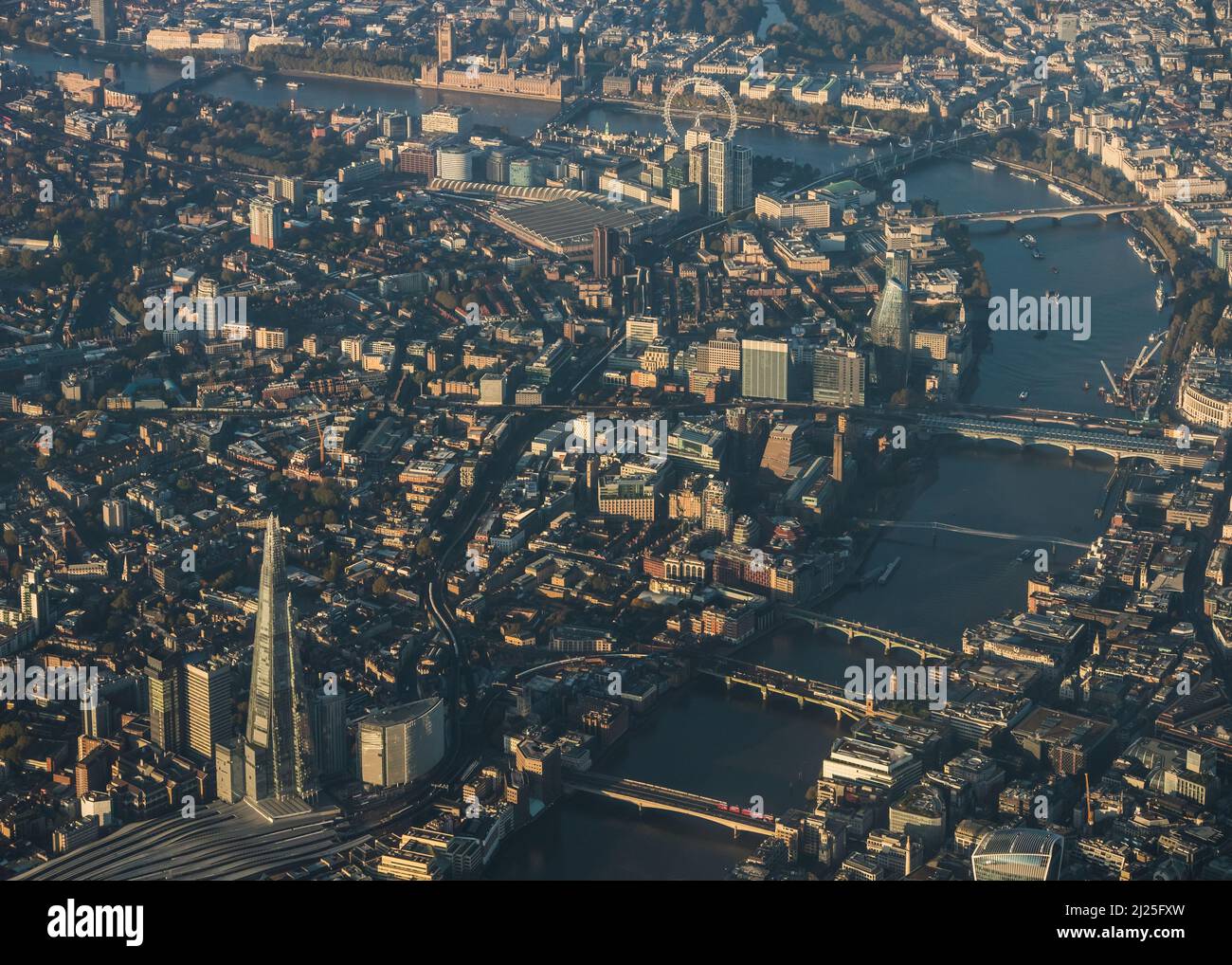 Vue aérienne de la Tamise dans le centre de Londres à l'aube Banque D'Images