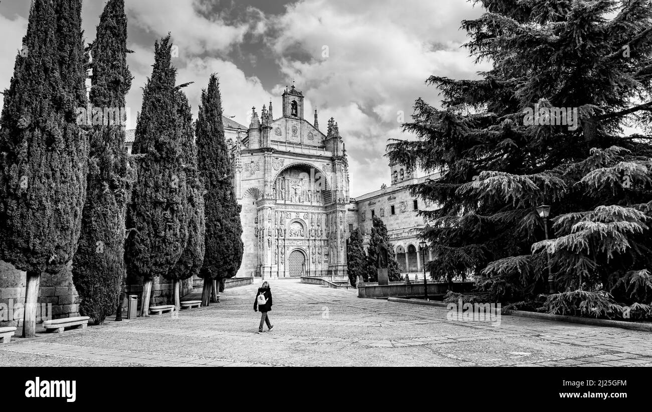 Monastère de San Esteban dans la ville médiévale de Salamanque, photo en noir et blanc. Banque D'Images