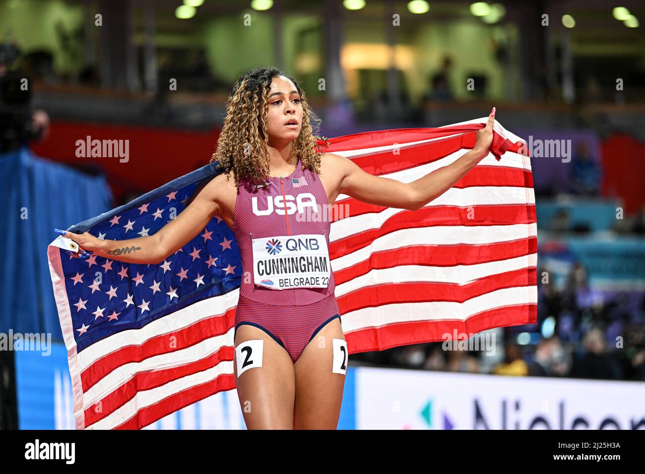 Gabriele Cunningham le drapeau de l'EEUU aux Championnats du monde en salle de Belgrade 2022. Banque D'Images