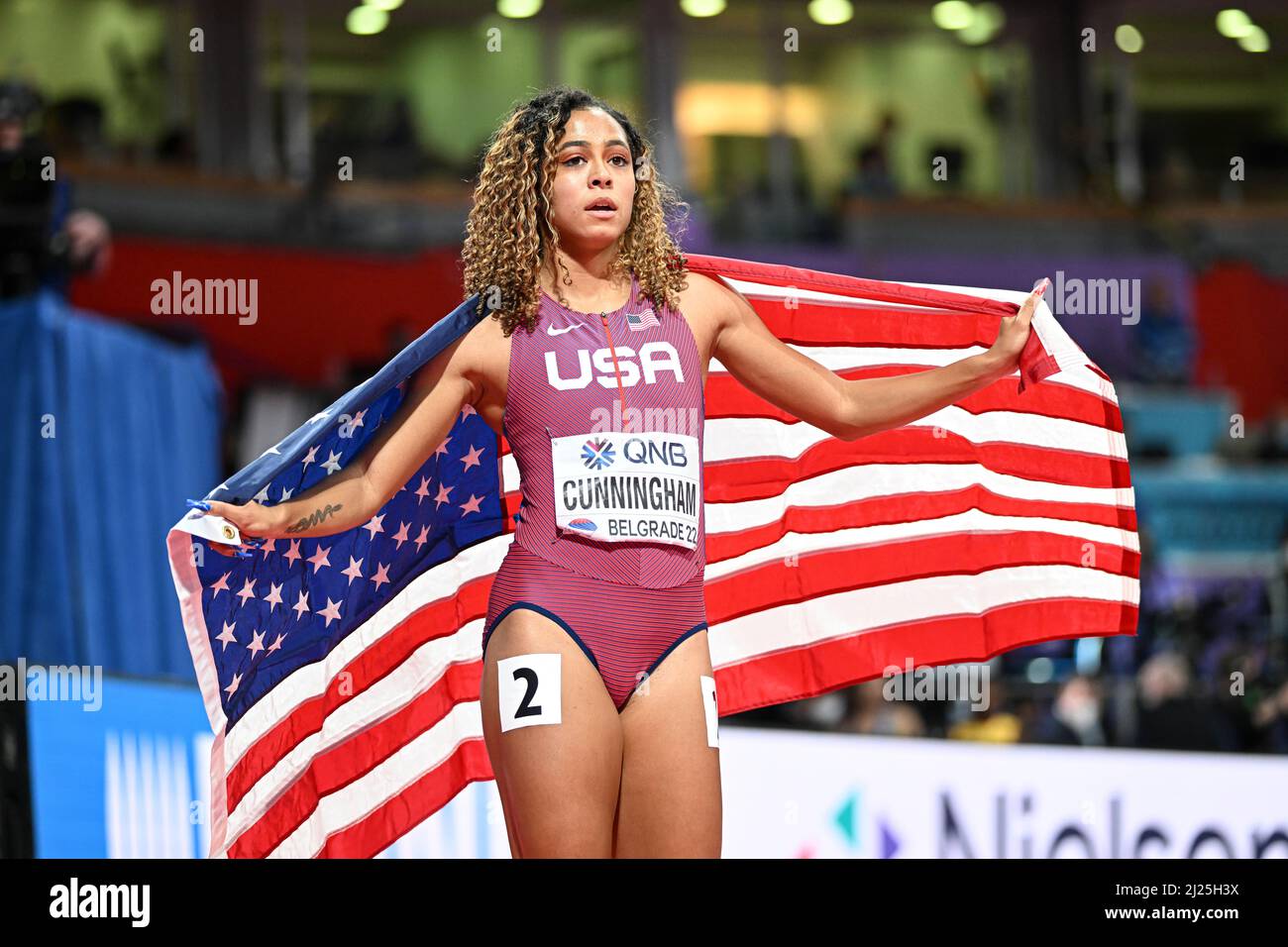 Gabriele Cunningham le drapeau de l'EEUU aux Championnats du monde en salle de Belgrade 2022. Banque D'Images