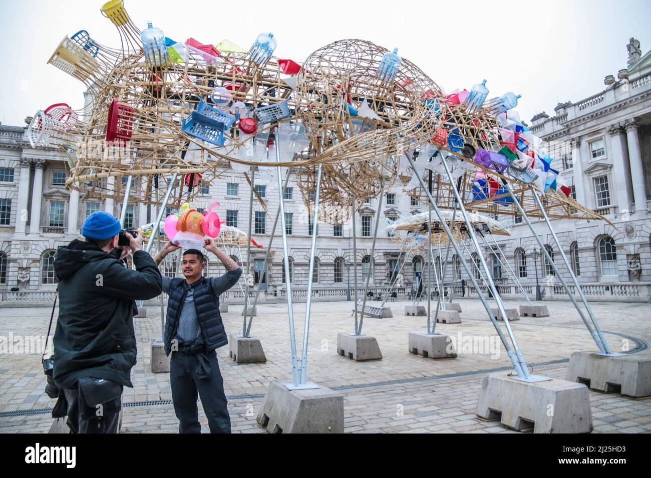 Londres UK 30 mars 2022 Somerset House présente les arches de Gimokudan par le brillant artiste philippin Leeroy New, qui sera en vue jusqu'au 26 avril pour marquer l'occasion du jour de la Terre. Il s’agit de la première installation britannique de New, qui prendra la forme de trois navires rentournés, à des mètres du sol élevés, construits à partir de déchets plastiques et de matériaux recyclés. L’installation s’inspire de la culture et des mythologies de la nation natale de l’artiste, les Philippines, un pays en première ligne de l’urgence climatique. Paul Quezada-Neiman/Alamy Live News Banque D'Images