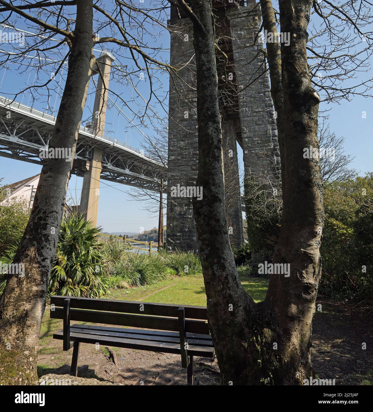 Un banc vide dans un parc isolé sous le pont Royal Albert à Saltash offre aux visiteurs une vue sur la rivière Tamar et le pont suspendu Road Banque D'Images