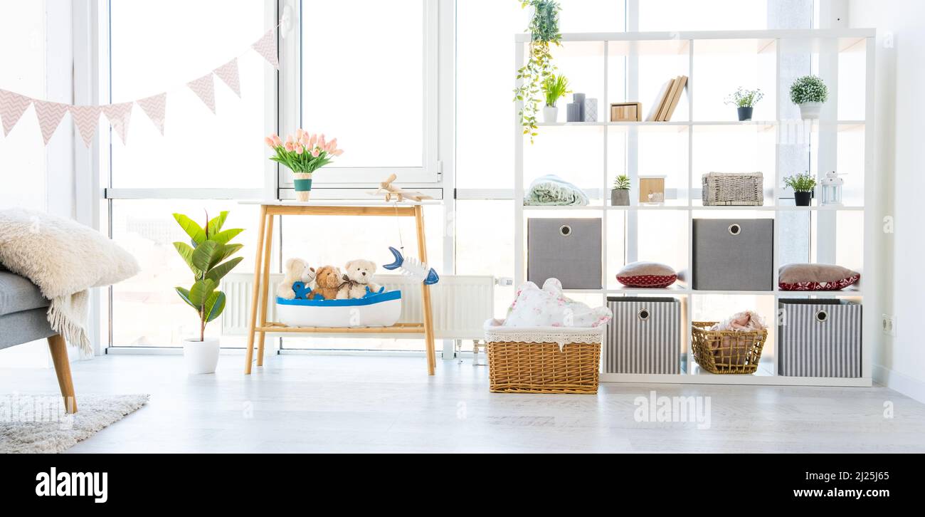 Magnifique intérieur avec organiseur et étagères. Chambre lumineuse avec détails et décoration mignons Banque D'Images