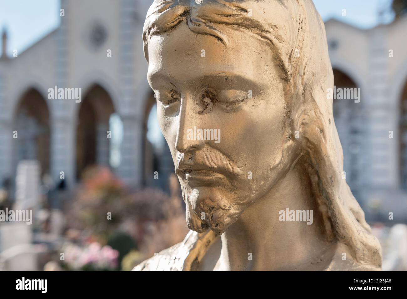 Statue d'or de Jésus-Christ sur fond défoqué. Banque D'Images