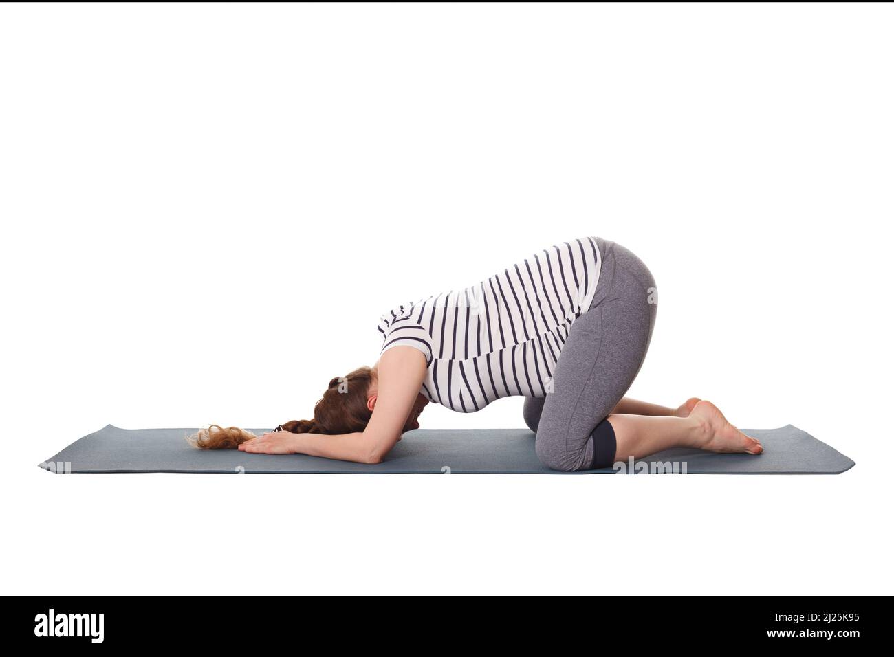 Femme enceinte faisant yoga asana Balasana enfant pose Banque D'Images