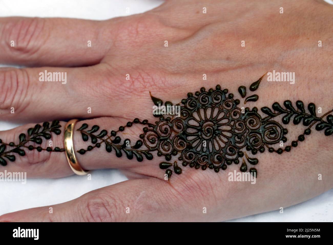 Artiste peintre traditionnel arabe henné tatouage sur la main de femme. Banque D'Images
