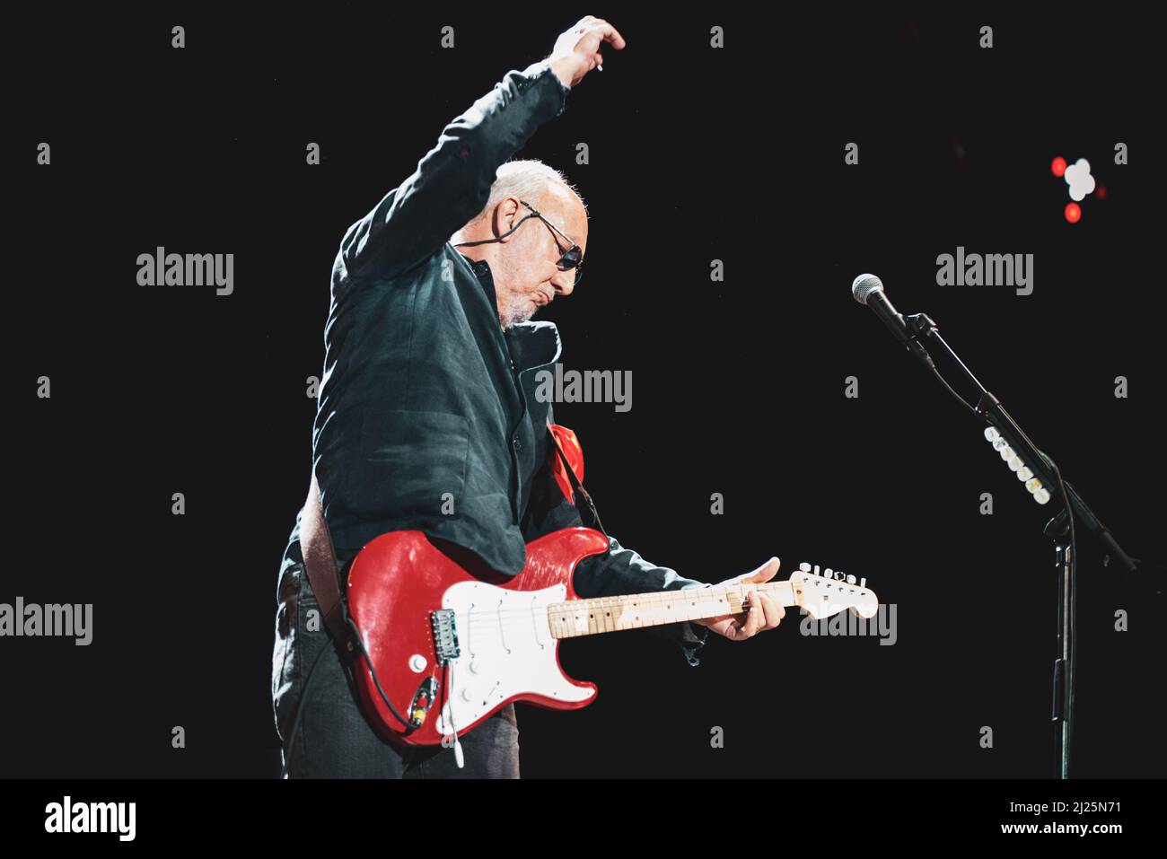 ITALIE, BOLOGNE, UNIPOL ARENA 2016: Pete Townshend, guitariste du groupe de rock britannique “The Who”, en direct sur scène pour la tournée européenne “Back to the Who” Banque D'Images