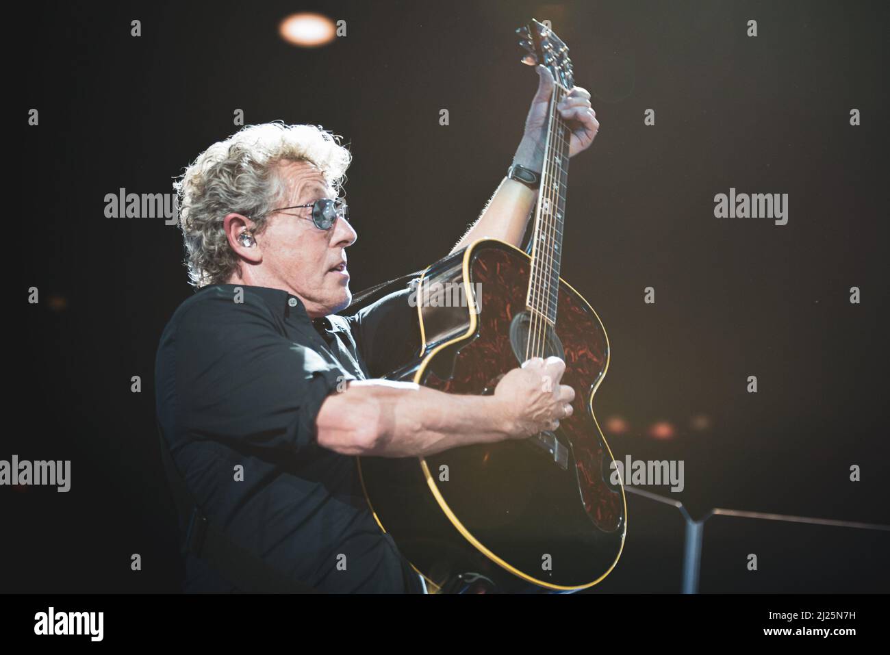 ITALIE, BOLOGNE, UNIPOL ARENA 2016: Roger Daltrey, chanteur du groupe de rock britannique “The Who”, en direct sur scène pour la tournée européenne “Back to the Who” Banque D'Images