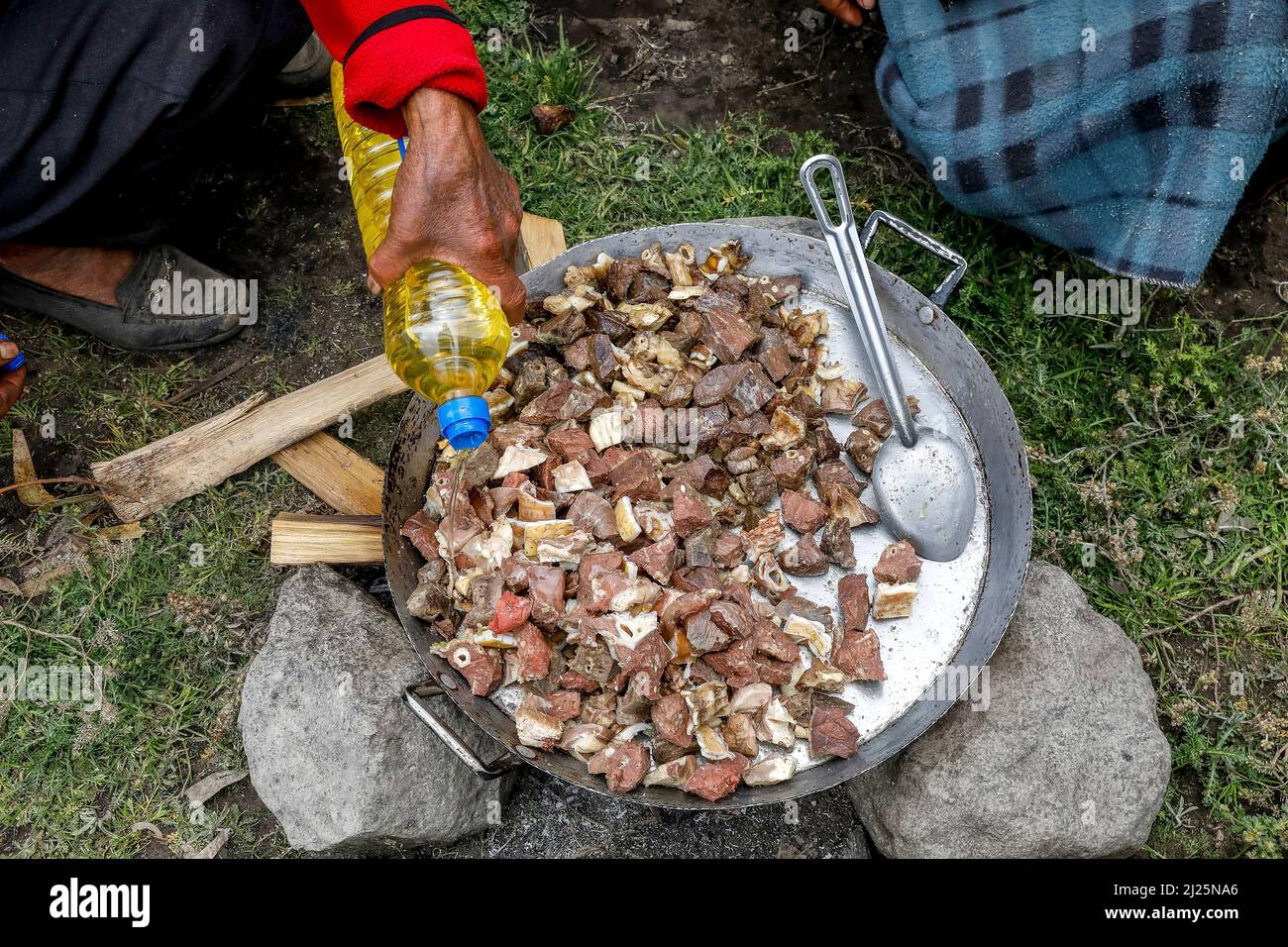 Cuisine traditionnelle locale cuite dans un village de Chimborazo, en Équateur Banque D'Images