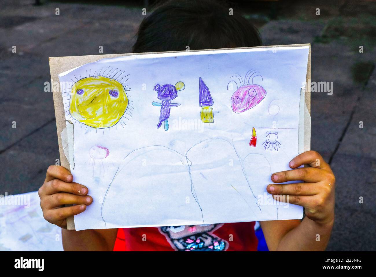 Enfant montrant son dessin à Riobamba, Equateur Banque D'Images