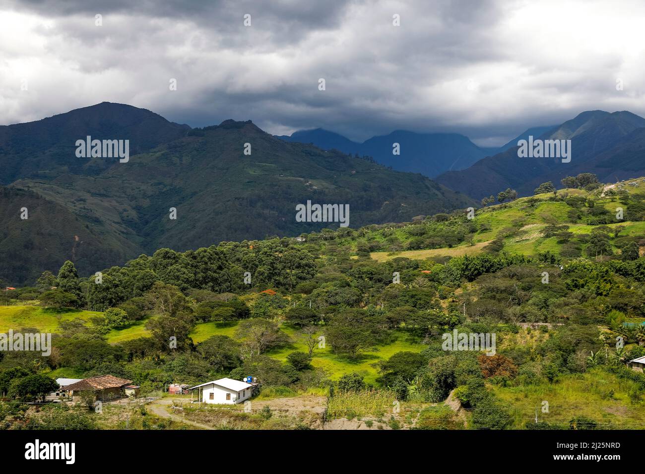 Maisons et paysage près de Vilcabamba, Equateur Banque D'Images