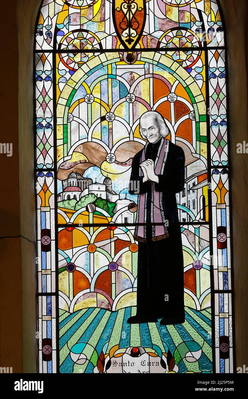 Vitraux dans une église catholique, Cotacachi, Equateur. John Vianney, vénéré sous le nom de Saint John Vianney, était un prêtre catholique français qui est vene Banque D'Images