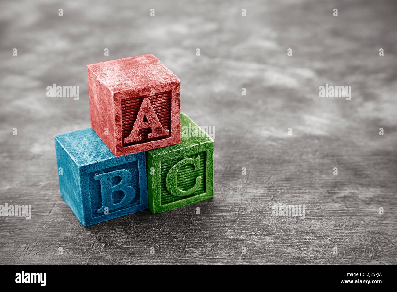 Blocs d'alphabet vintage sur fond en bois Banque D'Images