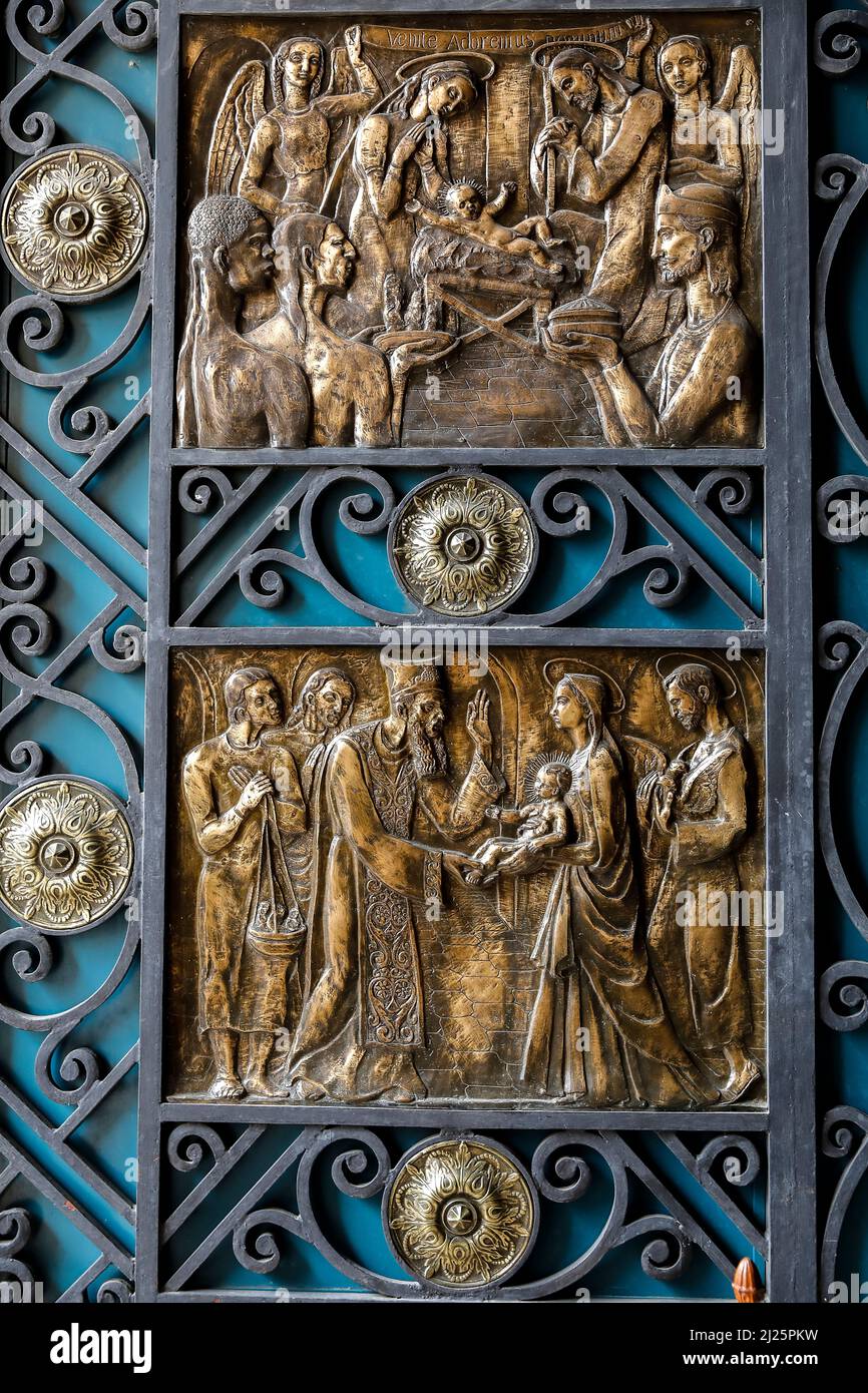 Impeccable cathédrale de conception, Cuenca, Equateur. Clapets de décharge de porte Banque D'Images