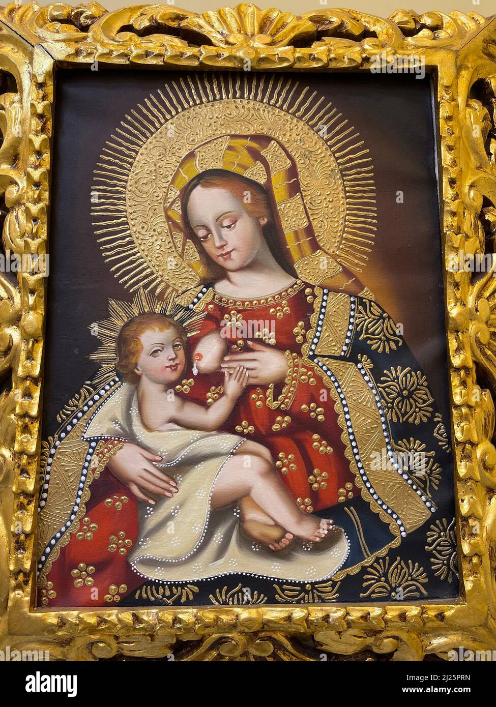 Image chrétienne exposée dans une salle à Riobamba, Equateur. Vierge Marie allaitant Jésus Banque D'Images