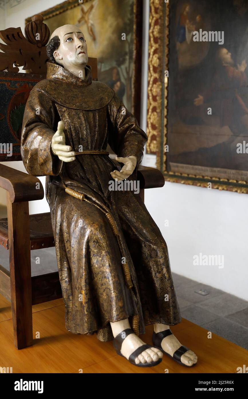 Musée social de Fray Pedro dans le couvent de San Francisco, Quito, Equateur. Statue : Saint Peter Regalado assis dans un fauteuil (anonyme, 17/18th siècle) Banque D'Images