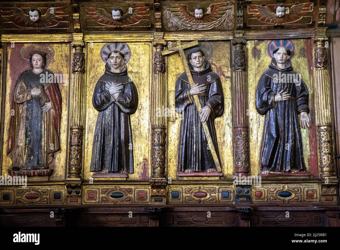 Stands avec reliefs dans l'église de San Francisco, Quito, Equateur Banque D'Images