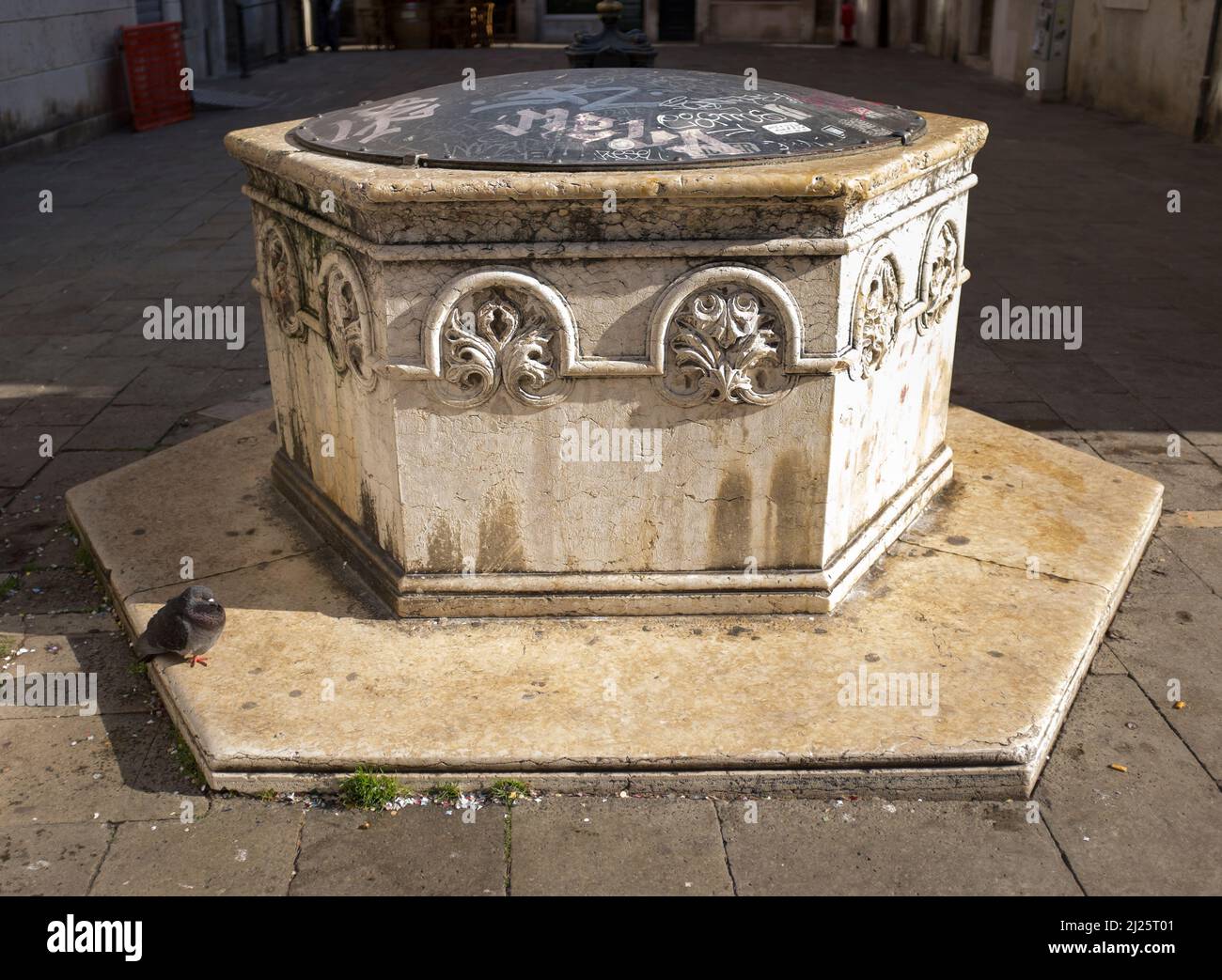 Une tête de puits d'eau historique puteal ou « Vera Da Pozzo » Venise Italie Banque D'Images