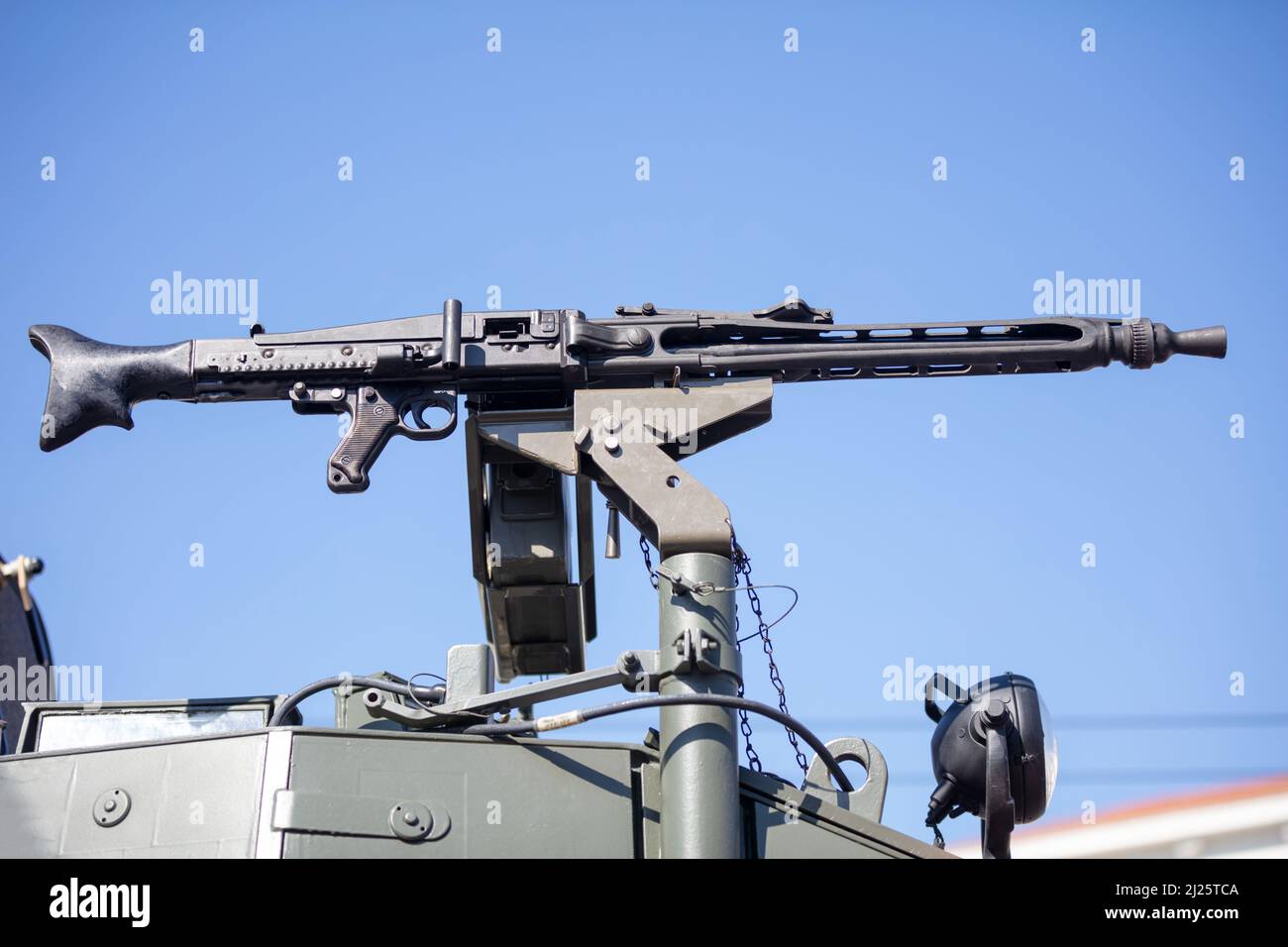 Mitrailleuse sur une tourelle de transport de personnel blindé, défilé militaire. Arme lourde de guerre, fond bleu ciel. Équipement de l'armée pour la lutte et la défense Banque D'Images