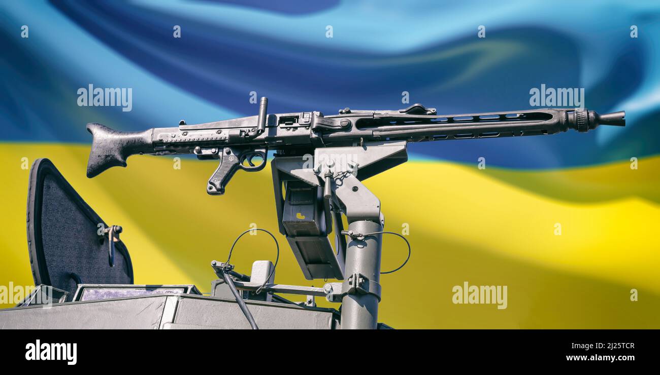 Ukraine mitrailleuse sur une tourelle de transport de personnel blindé. Arme lourde militaire, arrière-plan du drapeau ukrainien. Équipement militaire pour la guerre et la défense Banque D'Images