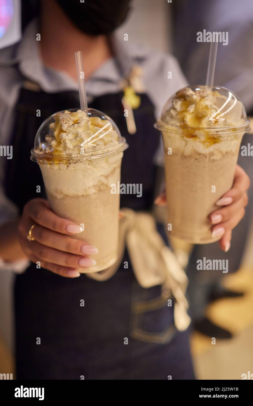 Délicieux milkshake glaçant au chocolat avec beignets et bonbons. Tendance à la fréakshake. Copier l'espace Banque D'Images