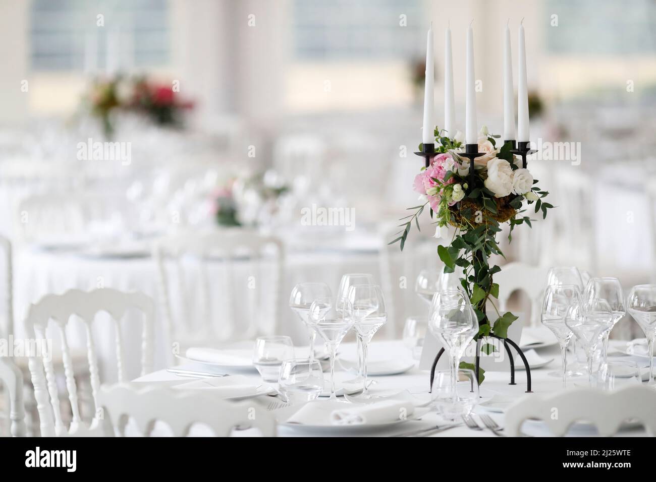 Table pour la fête de mariage. Décoration de fleurs. Banque D'Images