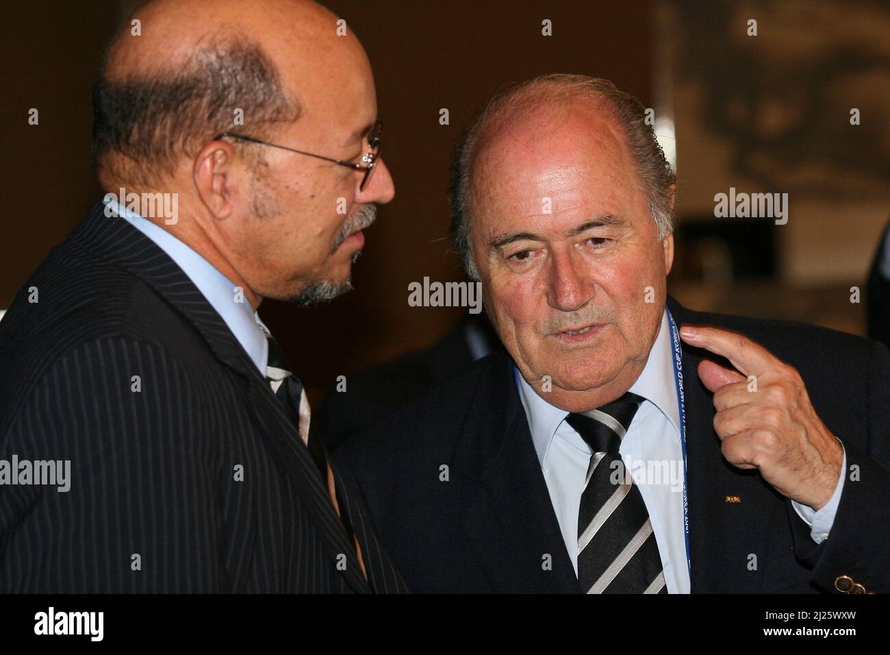 8 septembre 2007 - Séoul, le président de la Corée du Sud et de la FIFA, Sepp Blatter, et le président de l'AFC, Mohamed bin hammam, ont pris la parole après avoir organisé la réunion du comité lors de la conférence de presse de la FIFA U-17 à Séoul le 8 septembre 2007, en Corée du Sud. Banque D'Images