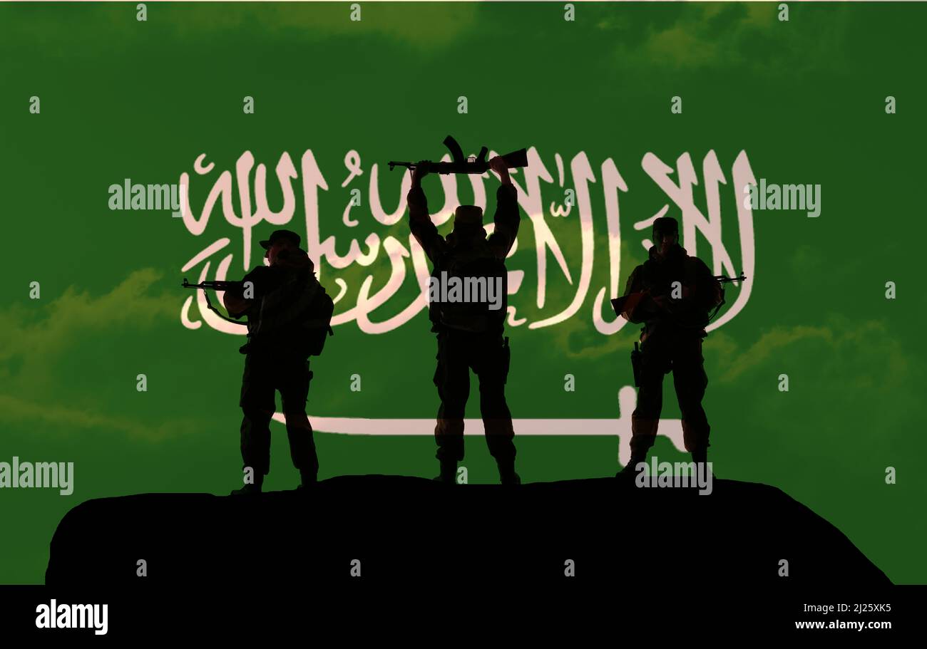 Drapeau de l'Arabie saoudite dans les proportions originales. Concept du conflit entre l'Arabie saoudite et le Yémen. Scène de combat des silhouettes militaires tonne sombre Banque D'Images